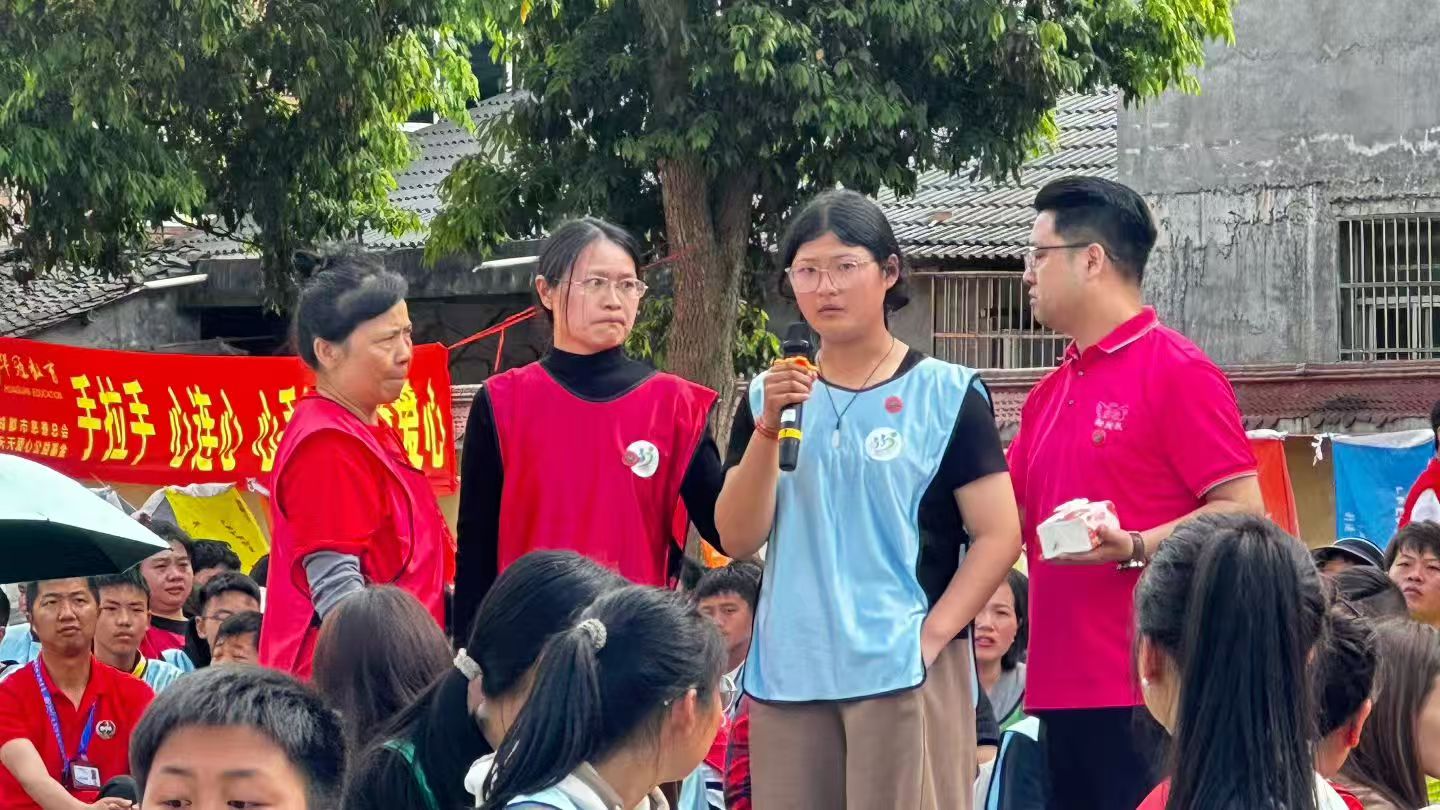 心手相牵助成长 蓝丝带下筑梦想  今日达航空物流携手800余爱心力量共赴  潼南公益助学活动